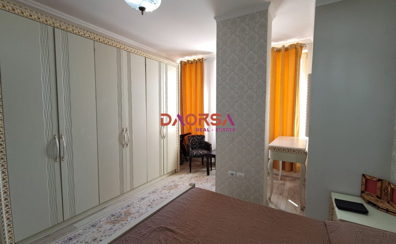 Jepet me qira 2+1 ne qender durres