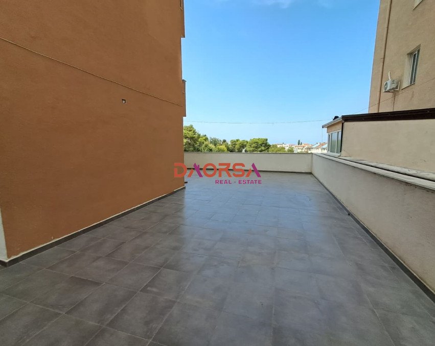 Shitet apartament 2+1 ne durres