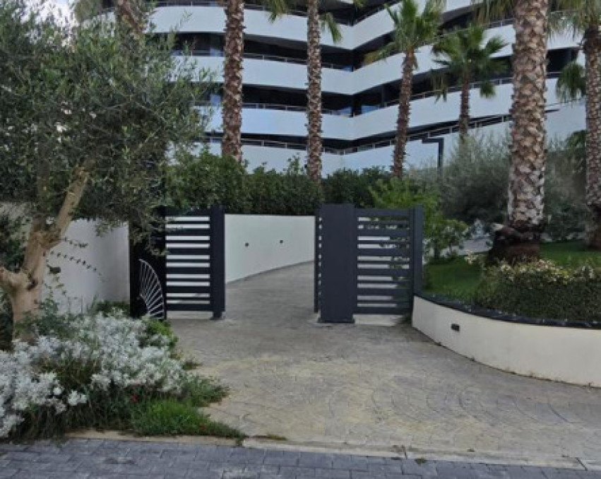 Shitet Garsoniere – White Hill Residence